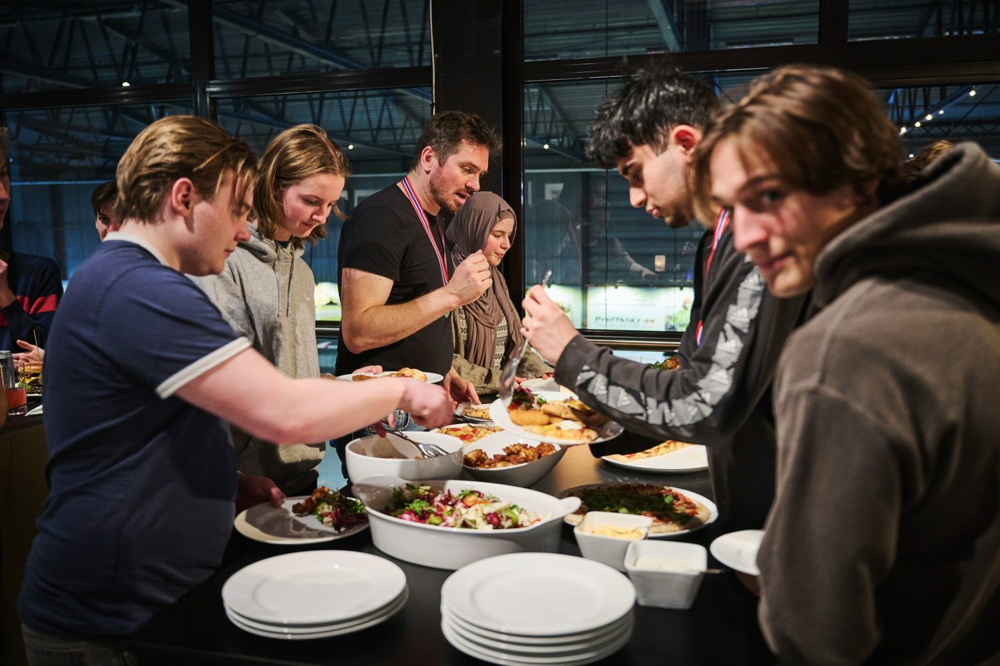 Gjester forsyner seg fra middagsbuffeten i restauranten