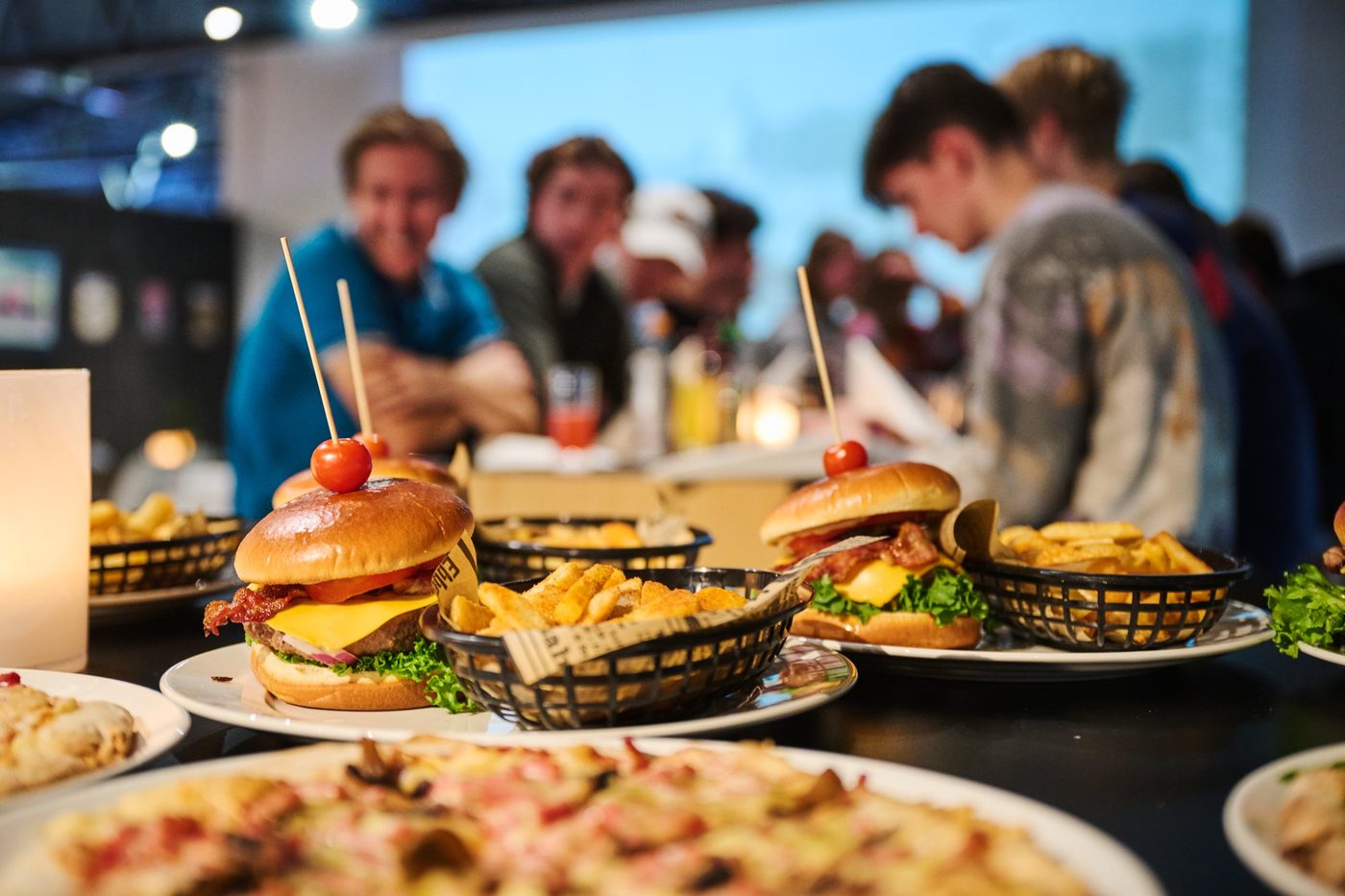 Huysmanburger med pommes bistro og pizza servert i restauranten